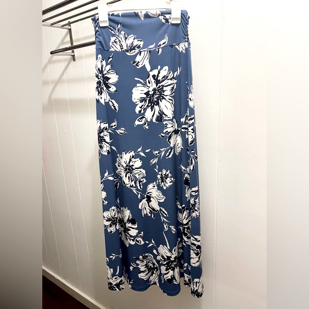 GILLI XS PETITE MAXI SKIRT